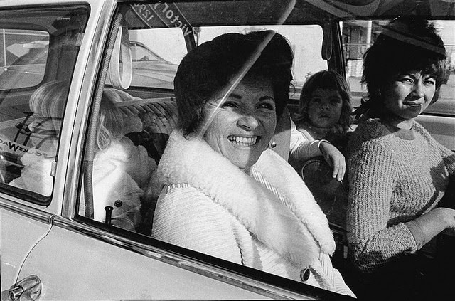 Wonderful Candid Photographs of People Inside Their Cars in the 1970s