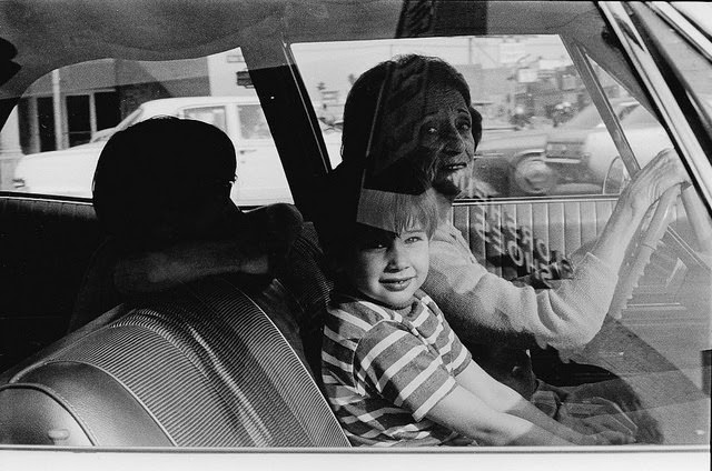 Wonderful Candid Photographs of People Inside Their Cars in the 1970s
