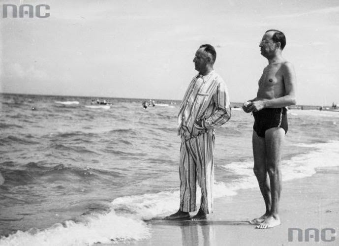 Resident of Krakow Mieczyslaw Kaplicki in pajamas, accompanied by the governor of Kielce Wladyslaw Dziadosz on the beach, 1937.