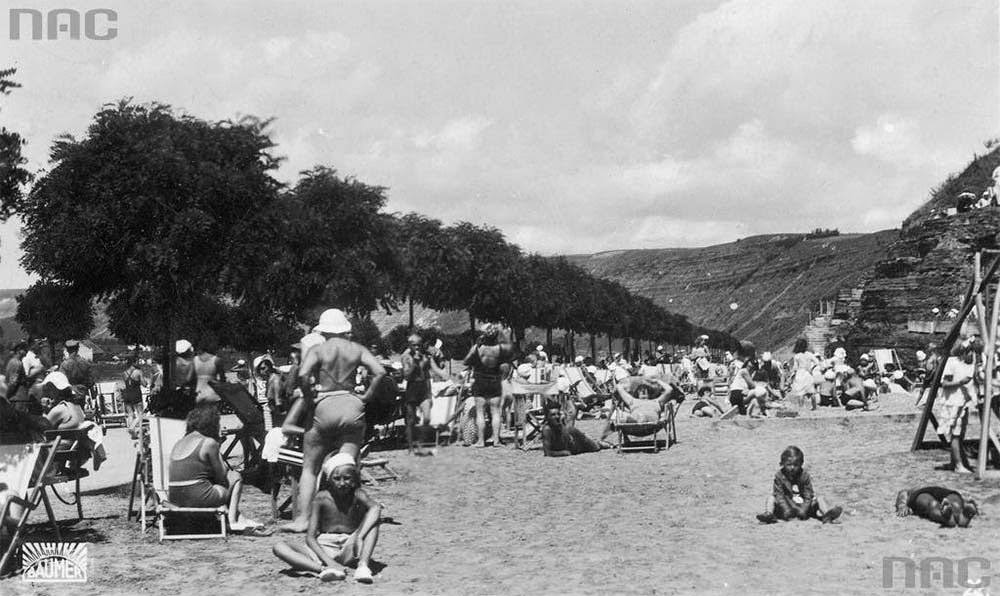 A section of the so-called sunny beach with people sunbathing, Zaleszczyki, 1931-1939.