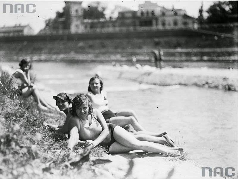 Beach-goers, May 1931.