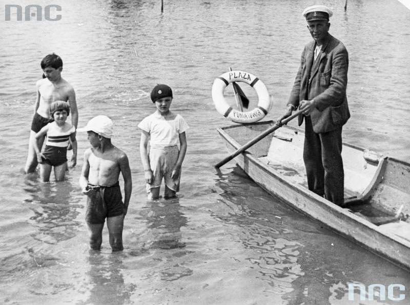 Warsaw. "Poniatówka" beach, 1930.