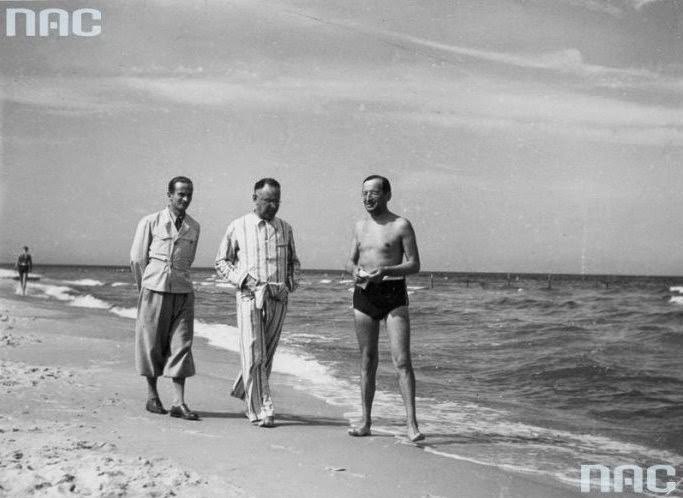 Mayor of Krakow Mieczyslaw Kaplicki, accompanied by the governor of Kielce Wladyslaw Dziadosz on the beach, July 1937.