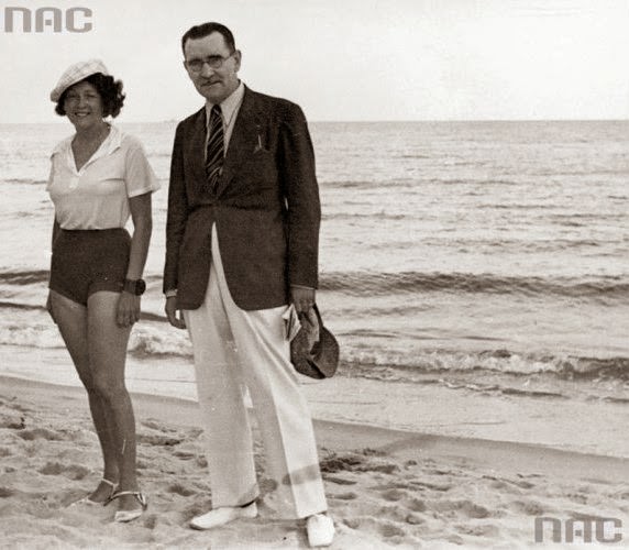Wladyslaw Korsak with his wife on the beach, circa 1930s.