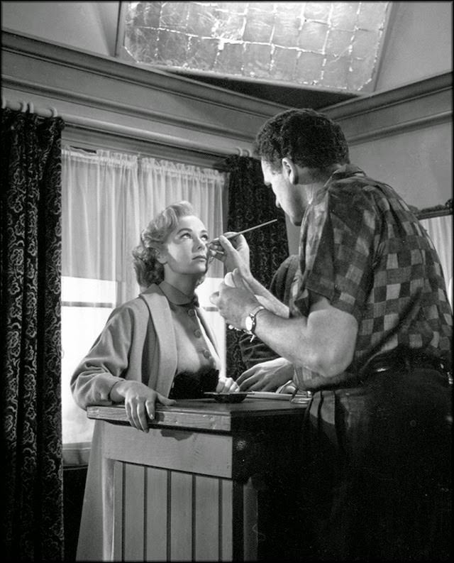 Wonderful Behind-the-Scenes Photos from the Set of Alfred Hitchcock's Psycho (1960)