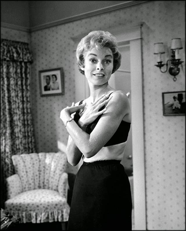 Wonderful Behind-the-Scenes Photos from the Set of Alfred Hitchcock's Psycho (1960)