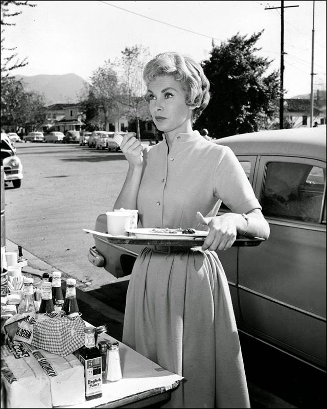 Wonderful Behind-the-Scenes Photos from the Set of Alfred Hitchcock's Psycho (1960)