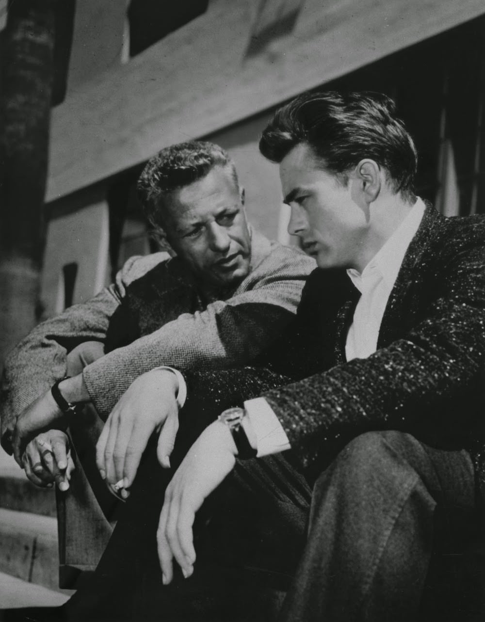 An on-location cigarette and a chat between Nicholas Ray and James Dean.