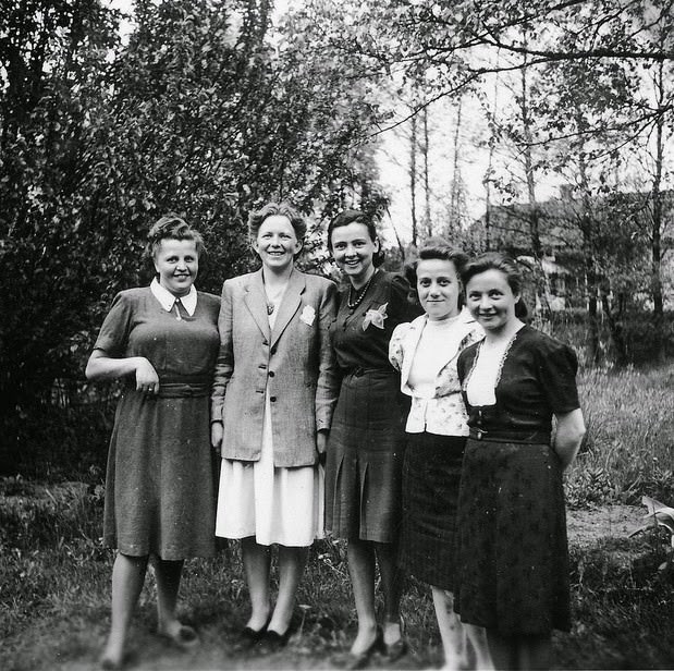 Interesting Historical Photos Show Life in a Refugee Camp in Småland, Sweden During World War II