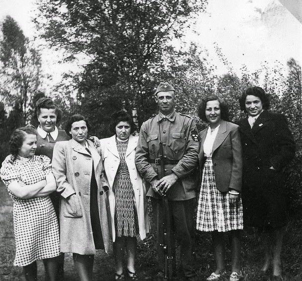 Interesting Historical Photos Show Life in a Refugee Camp in Småland, Sweden During World War II