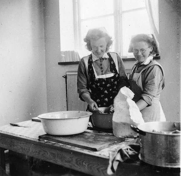 Interesting Historical Photos Show Life in a Refugee Camp in Småland, Sweden During World War II