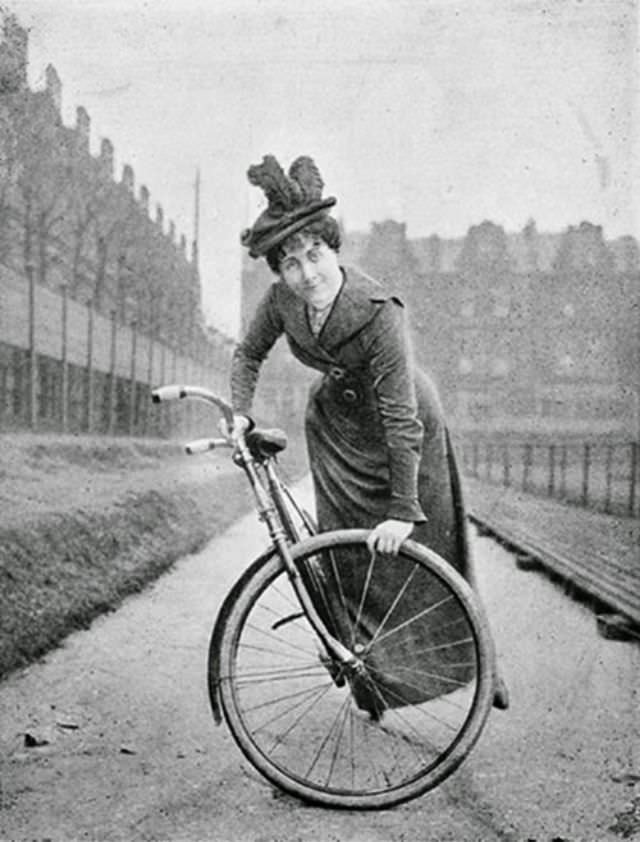 When Cycling Was a Circus Act: Historical Photos of the Stunt Bikers from the Early 1900s