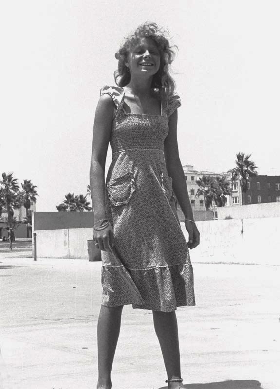 Wonderful Vintage Photographs of Teenagers Hanging Out at Venice Beach in the 1970s