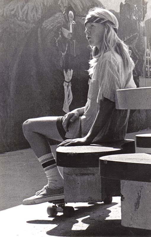 Wonderful Vintage Photographs of Teenagers Hanging Out at Venice Beach in the 1970s