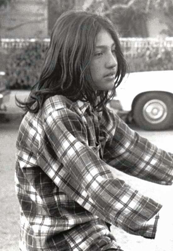 Wonderful Vintage Photographs of Teenagers Hanging Out at Venice Beach in the 1970s