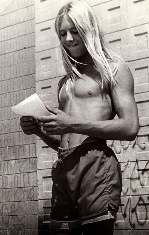 Wonderful Vintage Photographs of Teenagers Hanging Out at Venice Beach in the 1970s