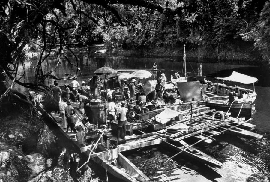 A view of the rig necessary to allow filming of Charlie Allnut’s boat on the river in The African Queen.