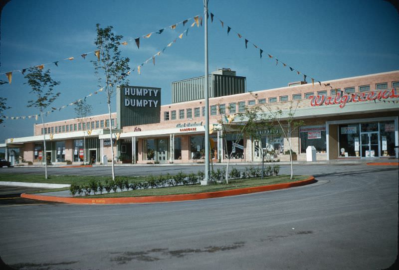 Utica Square shopping center, Tulsa, Oklahoma, April 1953