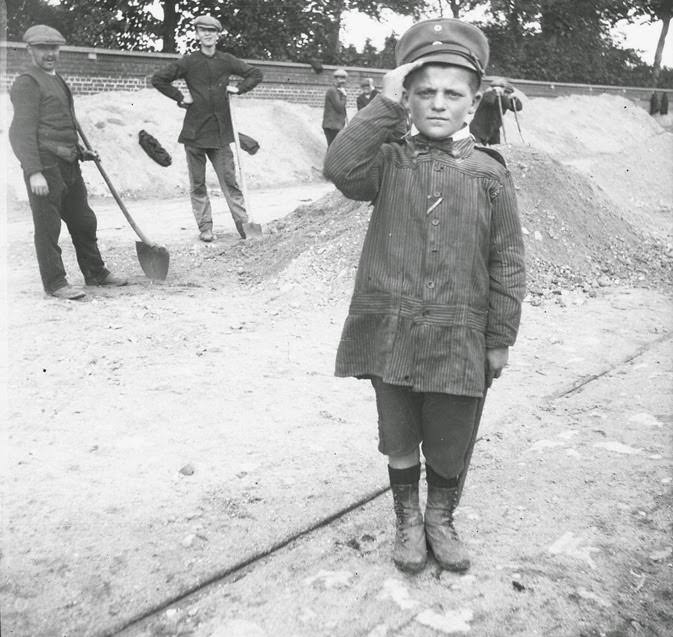 When the Shooting Stopped: Rare Photos of Soldiers of WWI Singing, Playing, and Living
