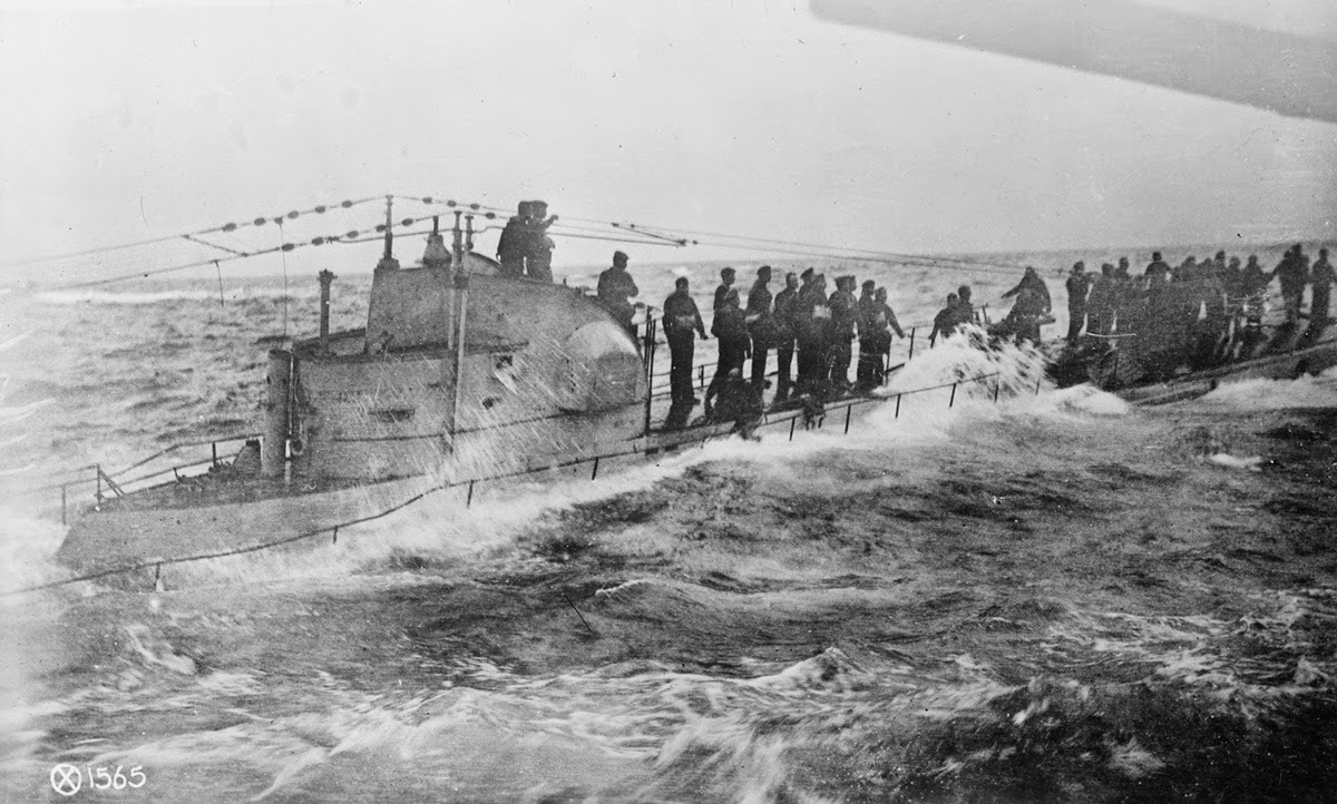German submarine surrendering to the US Navy, 1918.
