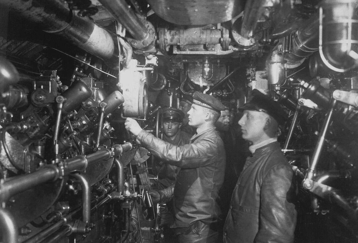 Engine room of an oil-burning German submarine (U-Boat) in the Atlantic Ocean, circa 1918.