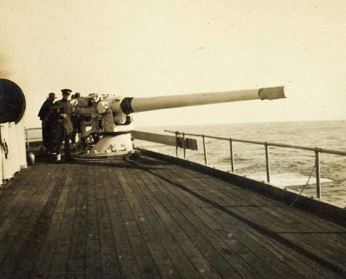 A World War I naval vessel equipped with a deck gun, 1910s.