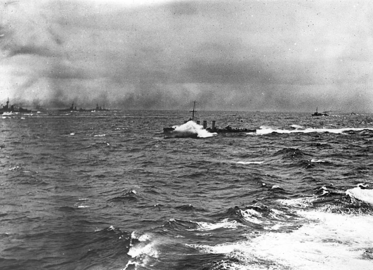 British torpedo boat destroyer at sea, WW1, 1918.