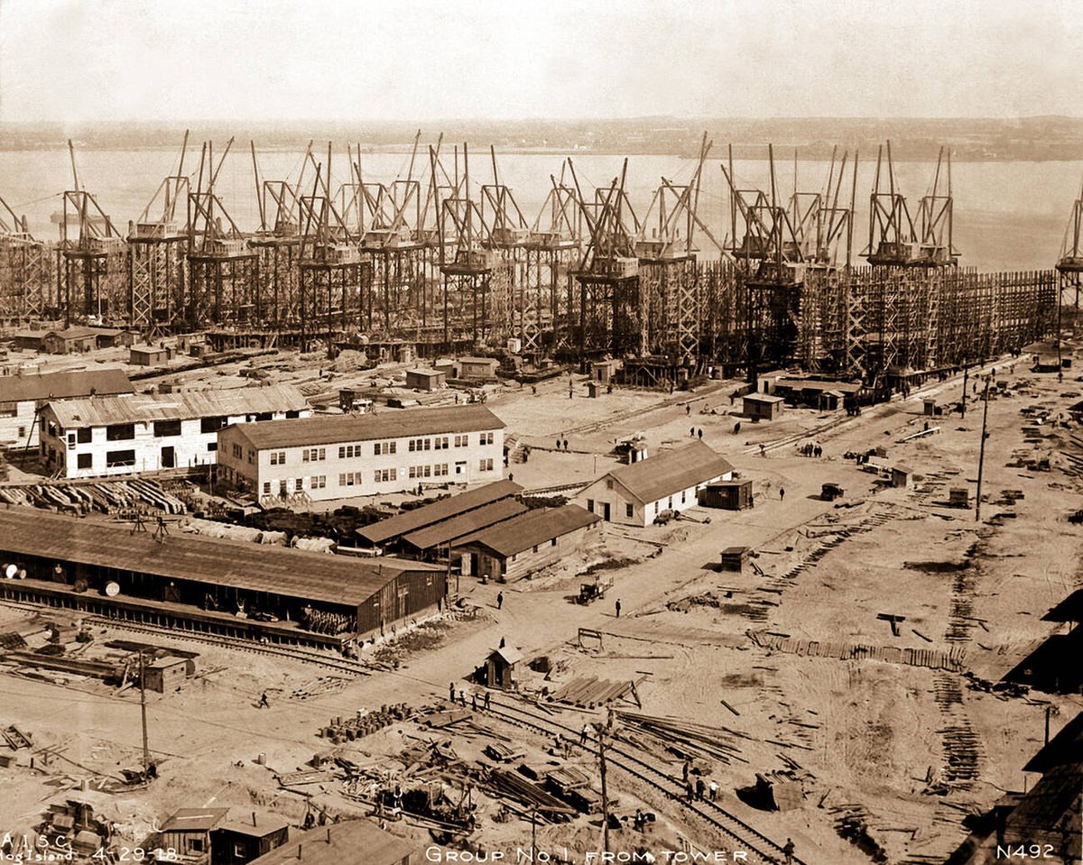 Building ships for the U.S. Navy at Hog Island, Pa., April 1918.