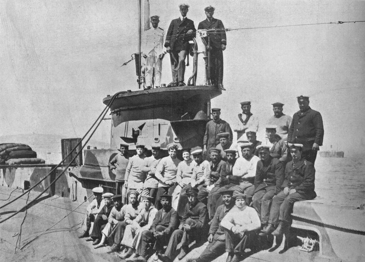 The officers and crew of the HM Submarine E14, 1915.