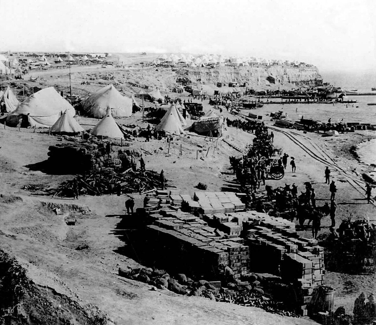 British forces during the landing at West Beach, Gallipoli Campaign, 1915.