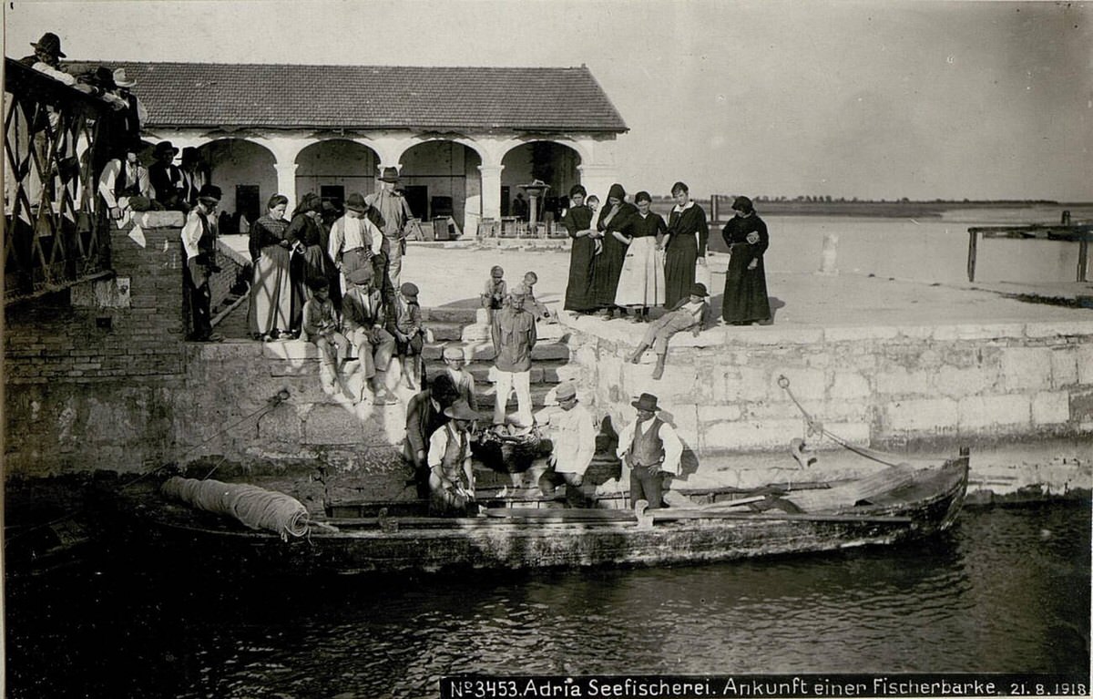 Arrival of a fishing boat in the Adriatic Sea during World War I, August 1918.