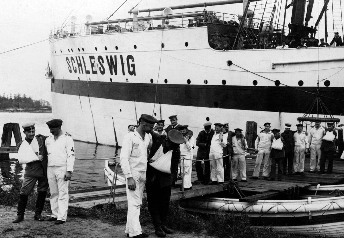 German medical orderlies of the Navy on the Baltic Sea, 1915.