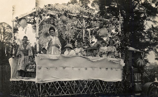 Adorable Vintage Photos of Western Women Wearing Kimonos in the Early 1900s