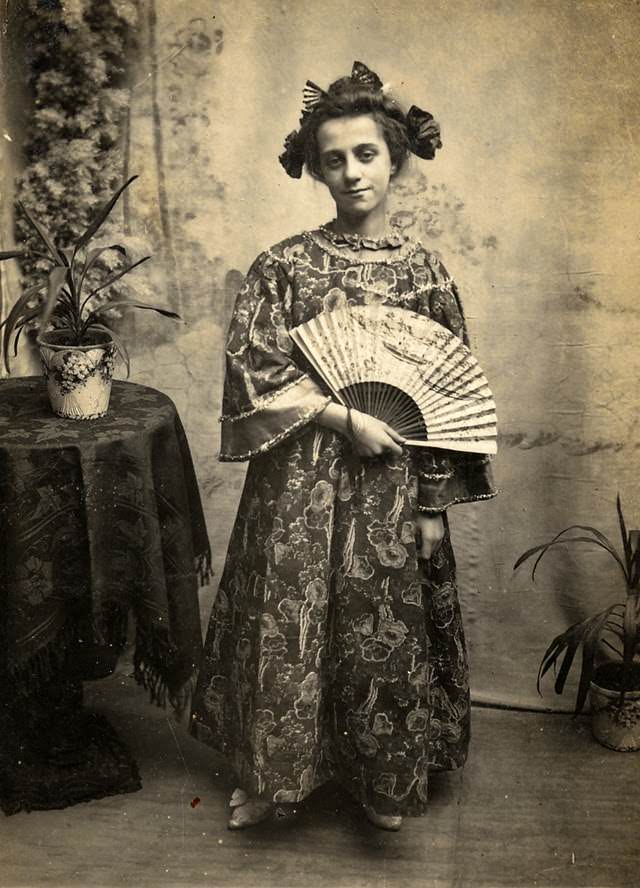 Adorable Vintage Photos of Western Women Wearing Kimonos in the Early 1900s