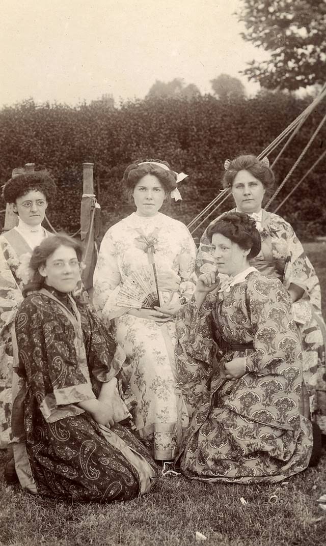 Adorable Vintage Photos of Western Women Wearing Kimonos in the Early 1900s