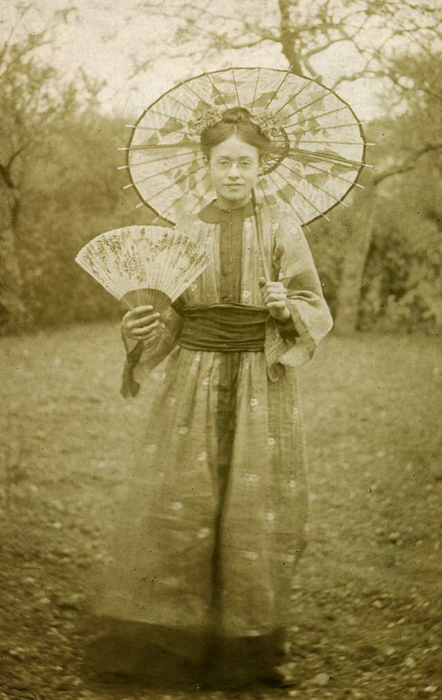 Adorable Vintage Photos of Western Women Wearing Kimonos in the Early 1900s