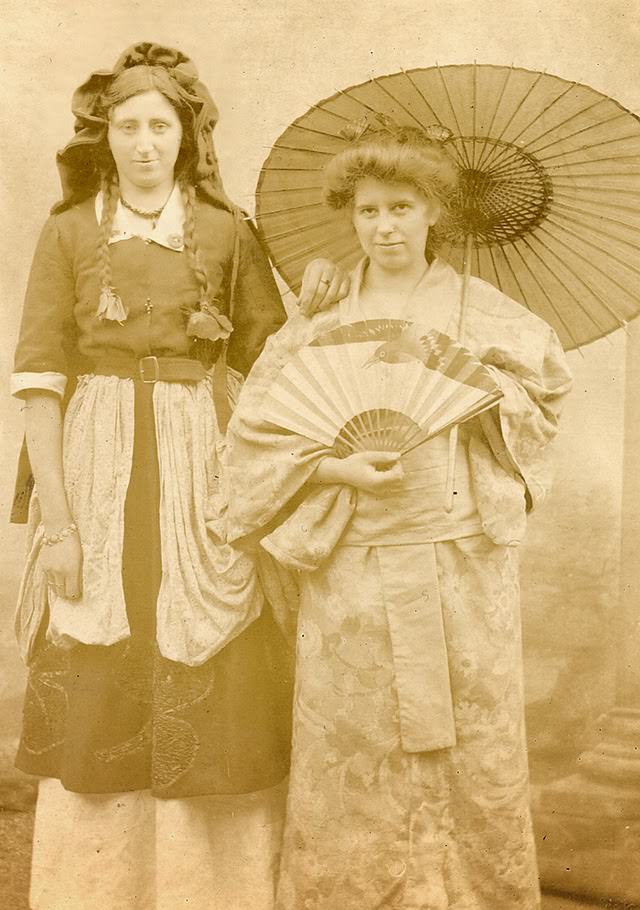 Adorable Vintage Photos of Western Women Wearing Kimonos in the Early 1900s