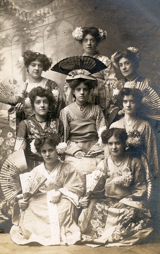 Adorable Vintage Photos of Western Women Wearing Kimonos in the Early 1900s