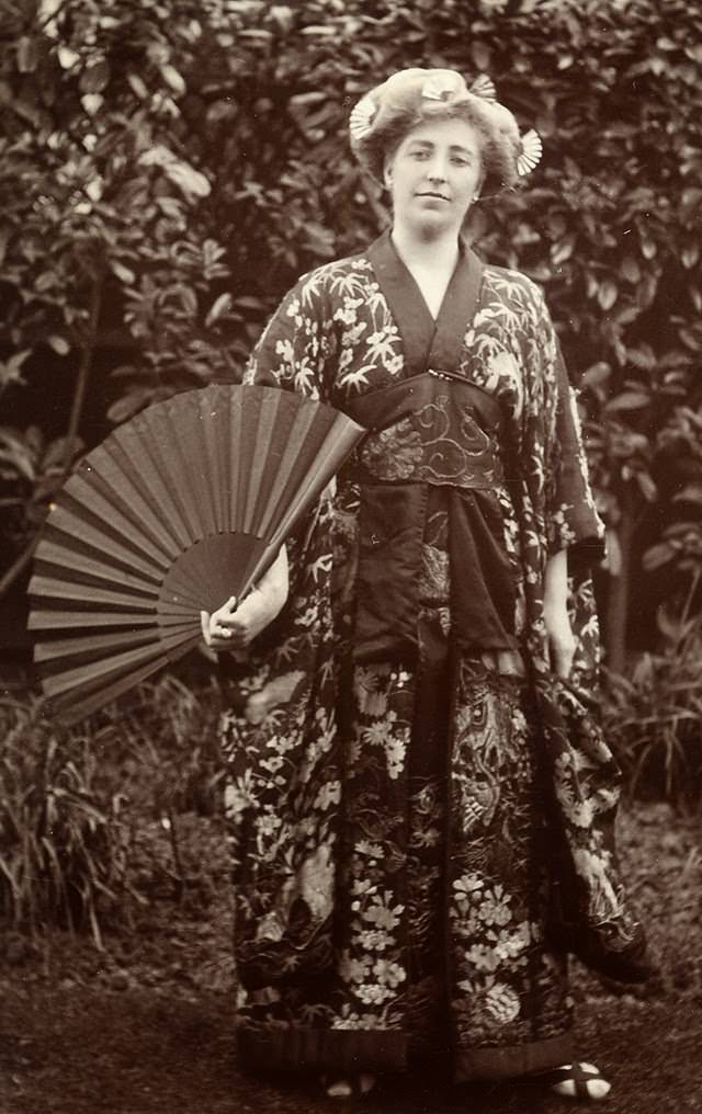 Adorable Vintage Photos of Western Women Wearing Kimonos in the Early 1900s