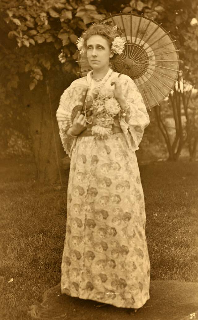 Adorable Vintage Photos of Western Women Wearing Kimonos in the Early 1900s