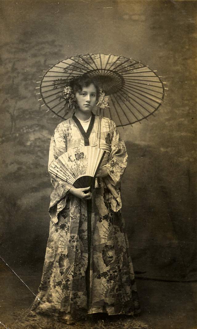 Adorable Vintage Photos of Western Women Wearing Kimonos in the Early 1900s