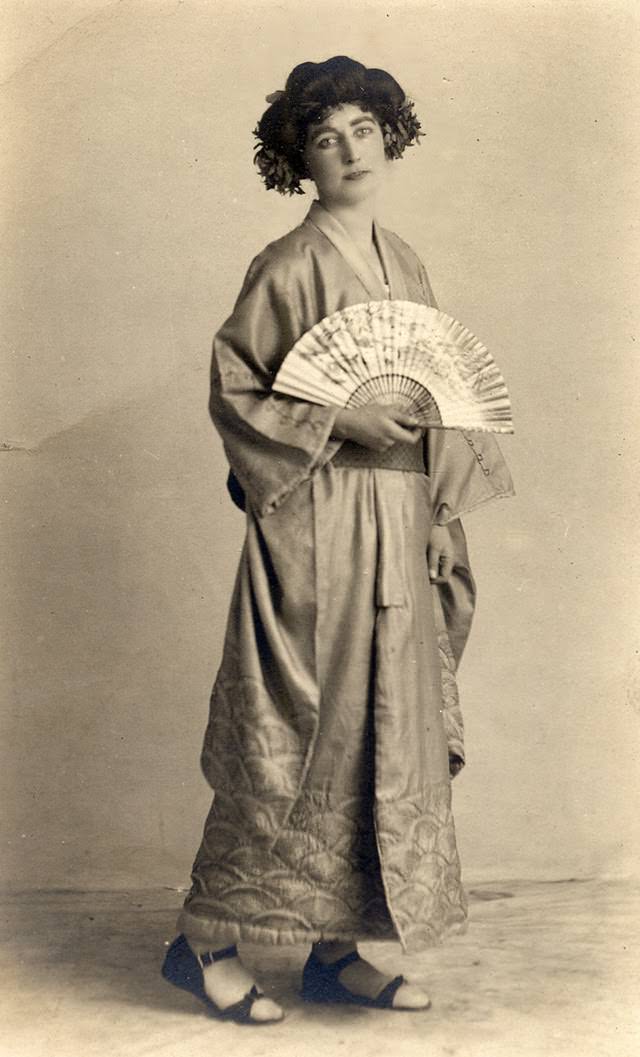 Adorable Vintage Photos of Western Women Wearing Kimonos in the Early 1900s