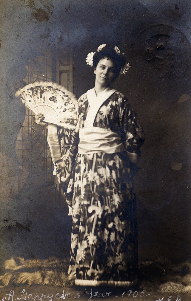 Adorable Vintage Photos of Western Women Wearing Kimonos in the Early 1900s