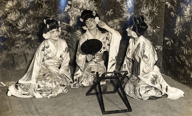 Adorable Vintage Photos of Western Women Wearing Kimonos in the Early 1900s