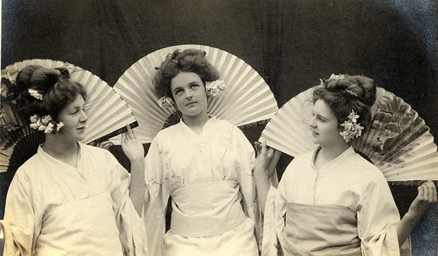 Adorable Vintage Photos of Western Women Wearing Kimonos in the Early 1900s