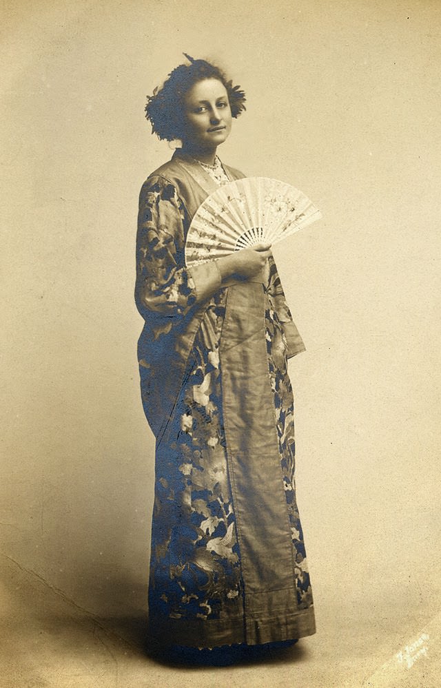 Adorable Vintage Photos of Western Women Wearing Kimonos in the Early 1900s
