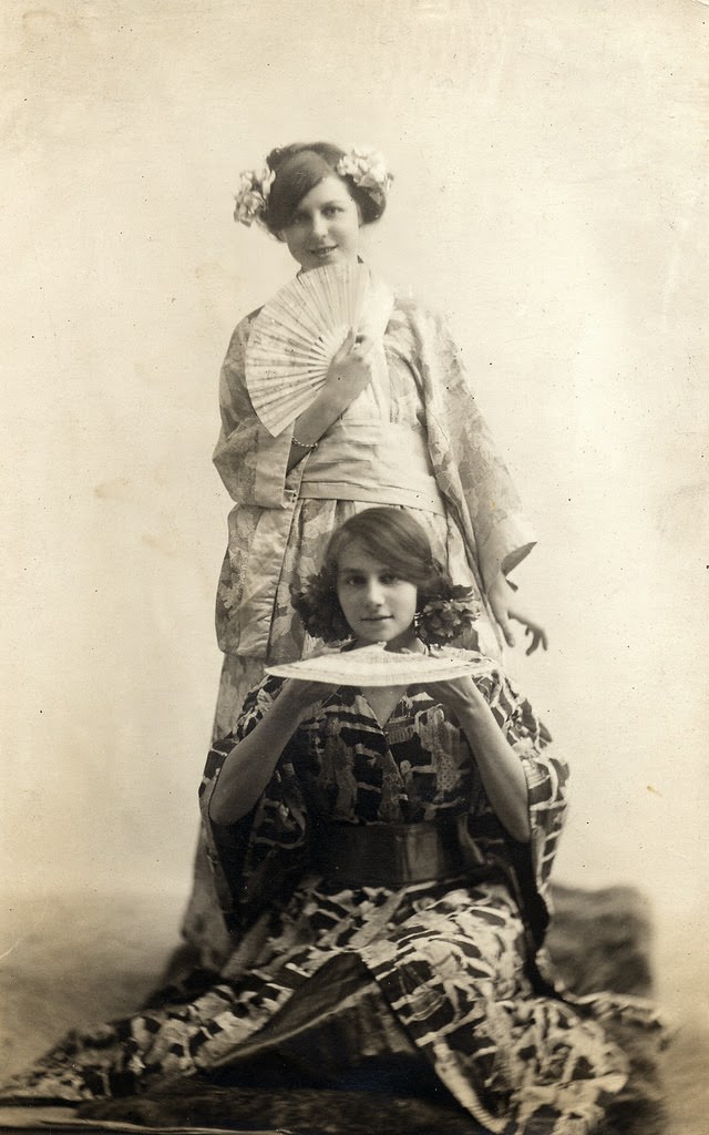 Adorable Vintage Photos of Western Women Wearing Kimonos in the Early 1900s
