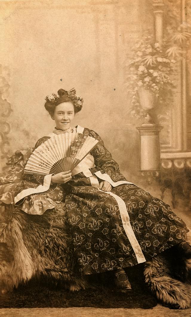 Adorable Vintage Photos of Western Women Wearing Kimonos in the Early 1900s