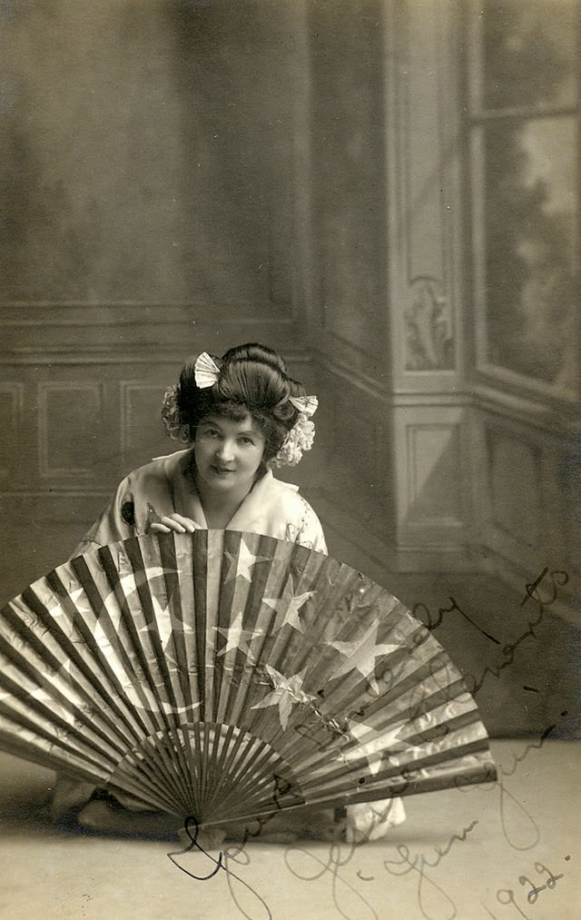 Adorable Vintage Photos of Western Women Wearing Kimonos in the Early 1900s