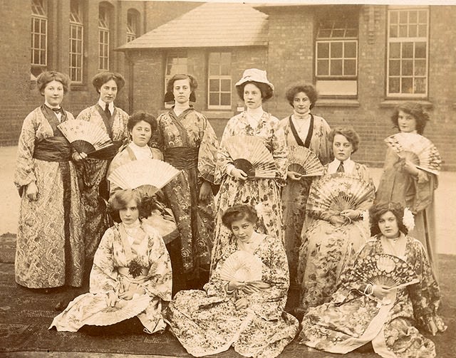 Adorable Vintage Photos of Western Women Wearing Kimonos in the Early 1900s